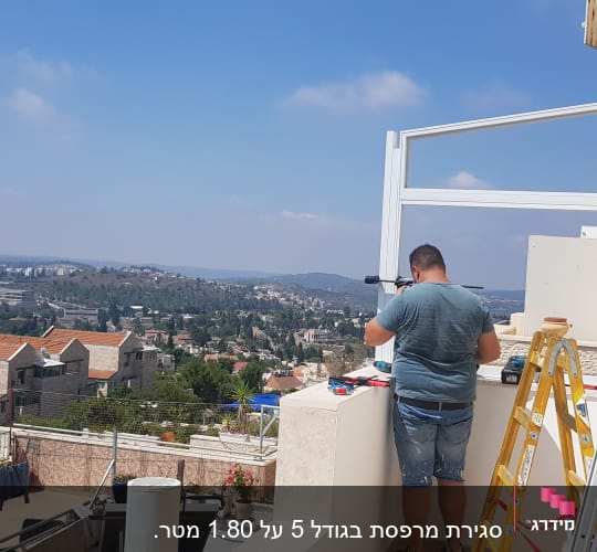 אדם עובד עם מסגרת אלומיניום על מרפסת